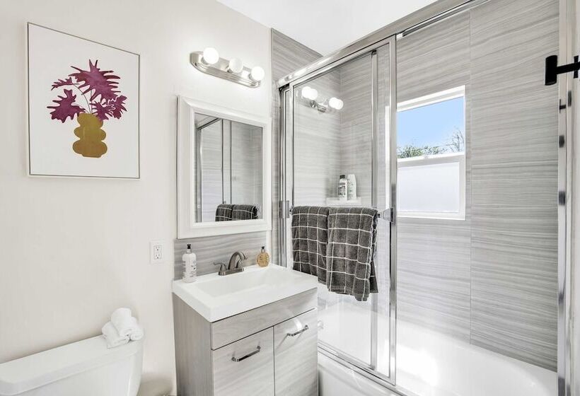 Newly Furnished Valley Home | Reseda Retreat