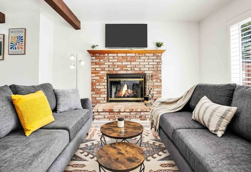 Newly Furnished Valley Home | Reseda Retreat