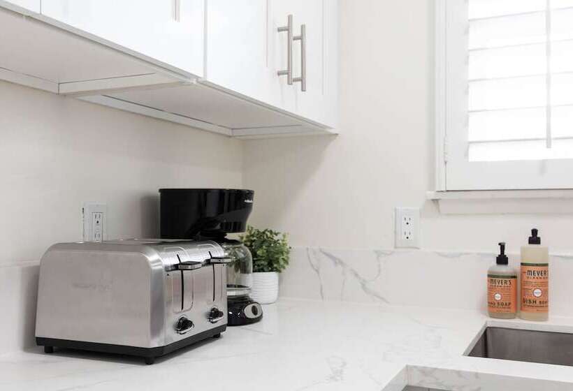 Newly Furnished Valley Home | Reseda Retreat