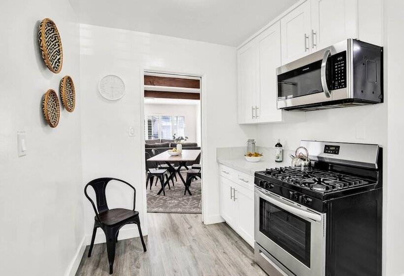 Newly Furnished Valley Home | Reseda Retreat