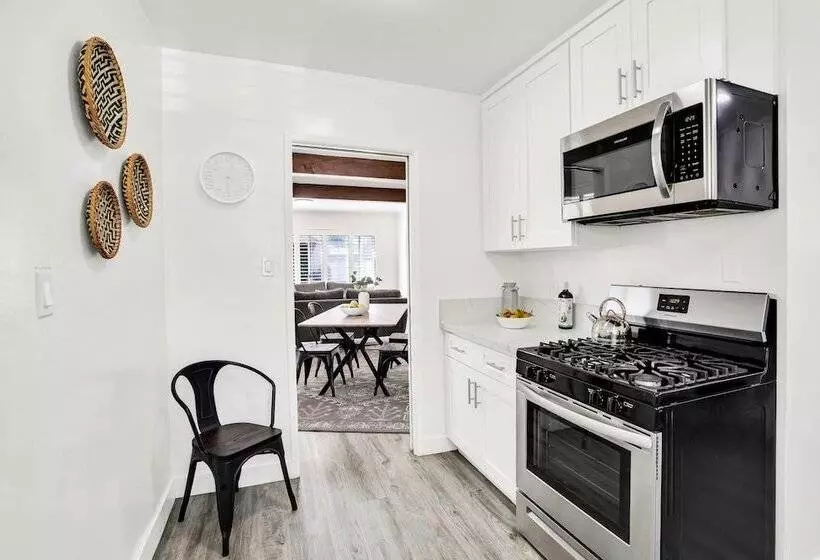 Newly Furnished Valley Home | Reseda Retreat