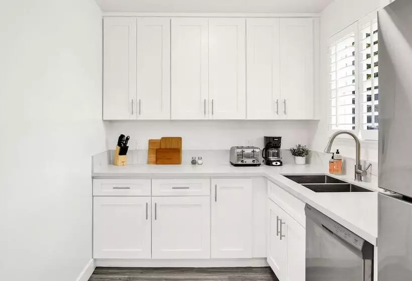 Newly Furnished Valley Home | Reseda Retreat