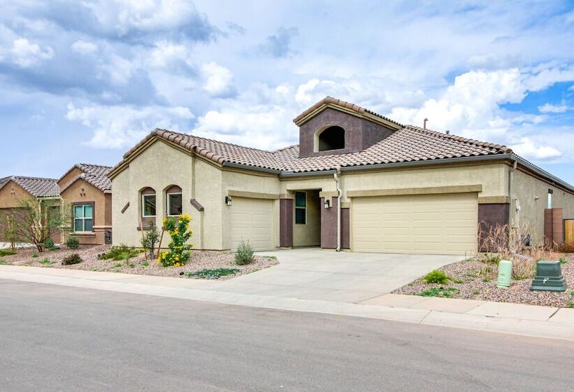 Marana Home W/ Pool Access & Mountain Views!