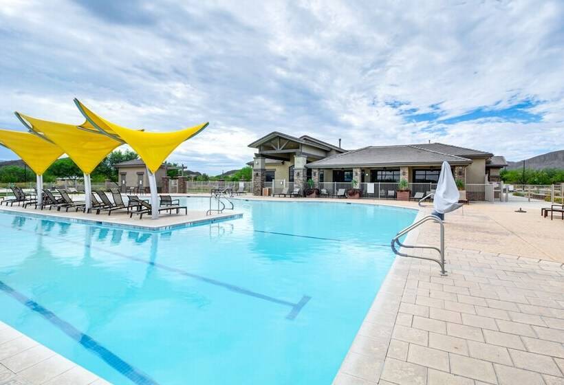 Marana Home W/ Pool Access & Mountain Views!