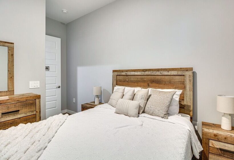 Marana Home W/ Pool Access & Mountain Views!