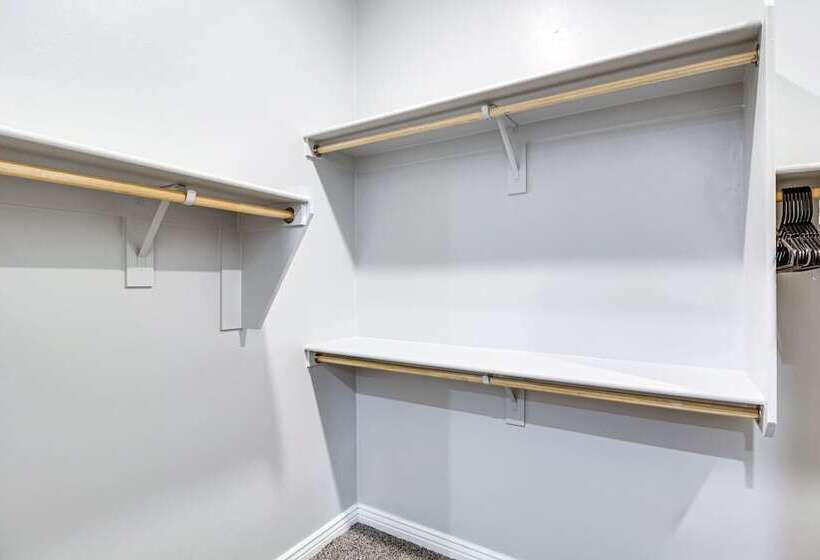 Marana Home W/ Pool Access & Mountain Views!