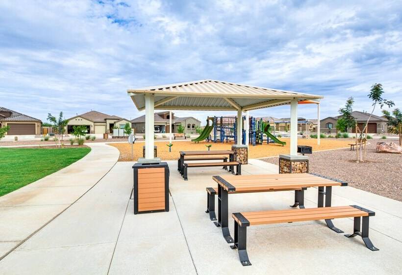 Marana Home W/ Pool Access & Mountain Views!