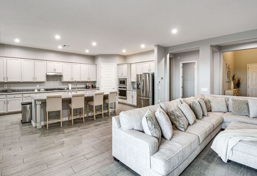 Marana Home W/ Pool Access & Mountain Views!