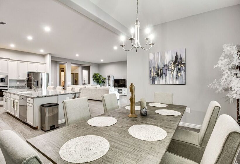 Marana Home W/ Pool Access & Mountain Views!