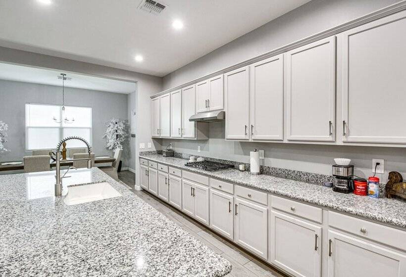 Marana Home W/ Pool Access & Mountain Views!