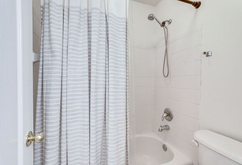 Modern Stone Mountain Home W/ Spacious Deck, Grill