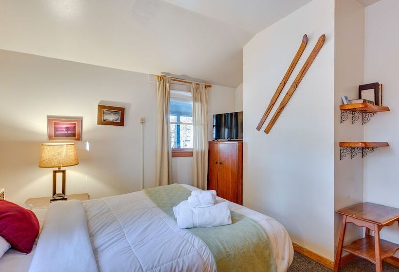 Pet Friendly Laconia Cabin W/ Fireplace + Deck!