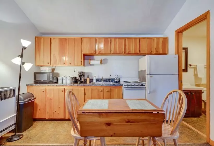 Pet Friendly Laconia Cabin W/ Fireplace + Deck!
