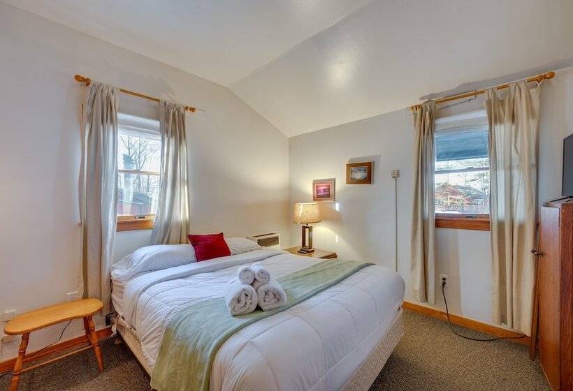 Pet Friendly Laconia Cabin W/ Fireplace + Deck!