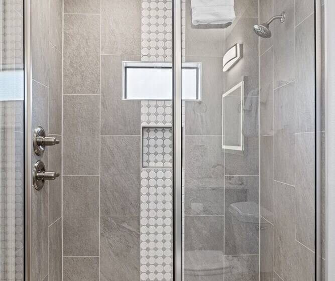 Primrose Waterfront With Hot Tub