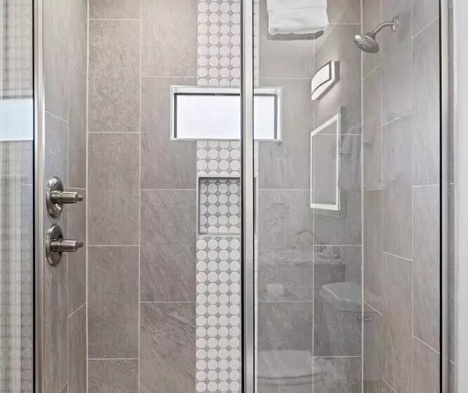 Primrose Waterfront With Hot Tub