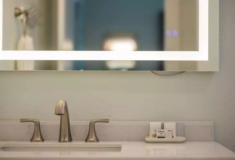 Primrose Waterfront With Hot Tub