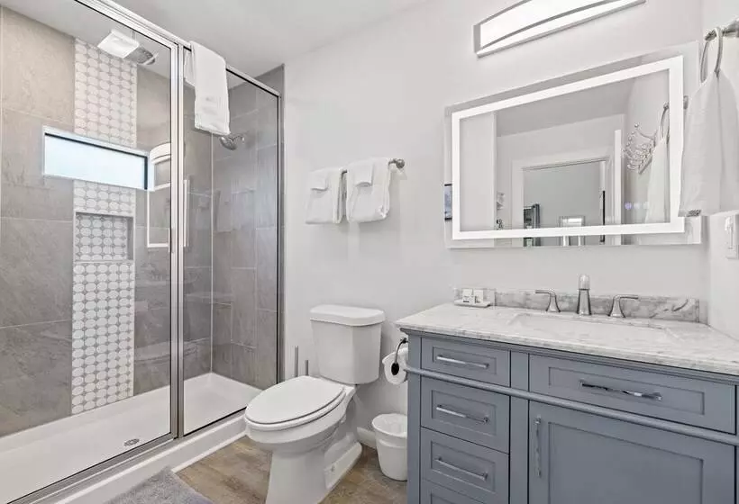 Primrose Waterfront With Hot Tub