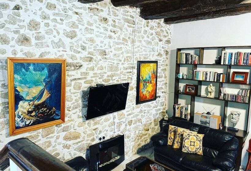 اقامتگاه Art House Pagoi Corfu
