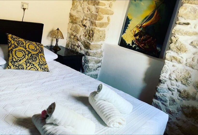 اقامتگاه Art House Pagoi Corfu