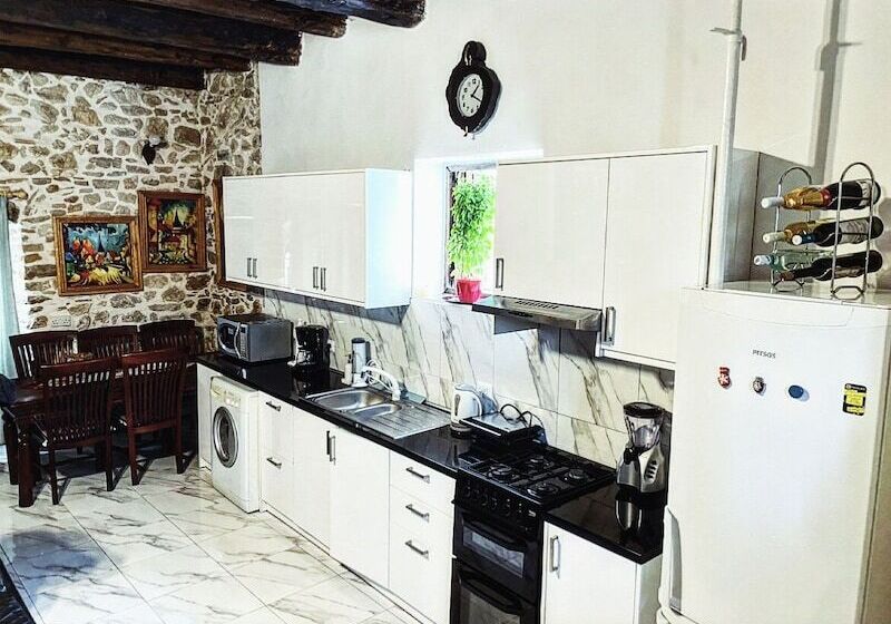 اقامتگاه Art House Pagoi Corfu