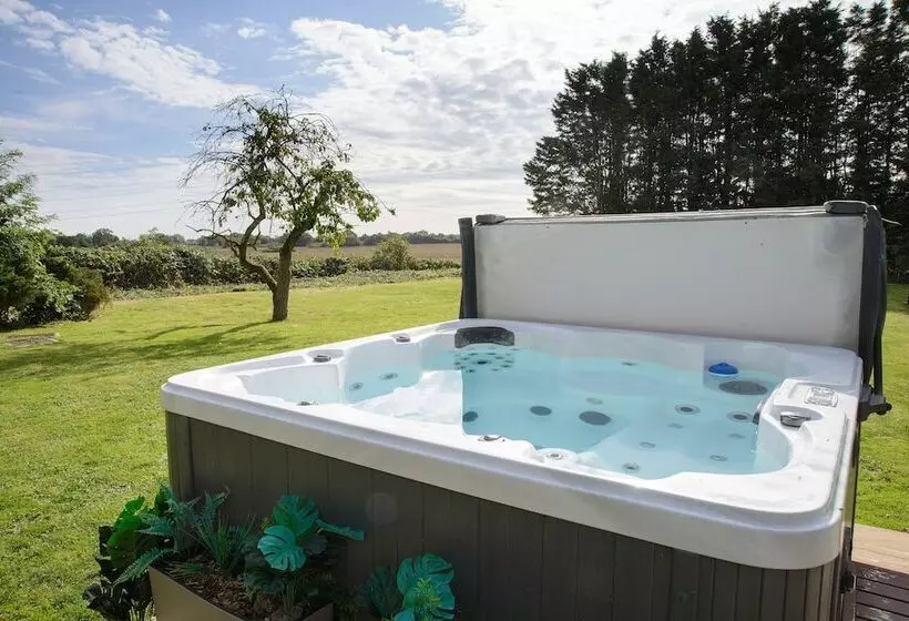 Residenssi Deluxe 2 Bed Versace Hottub Skytv