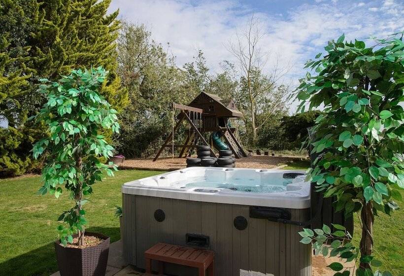 Резиденция Deluxe 2 Bed Versace Hottub Skytv