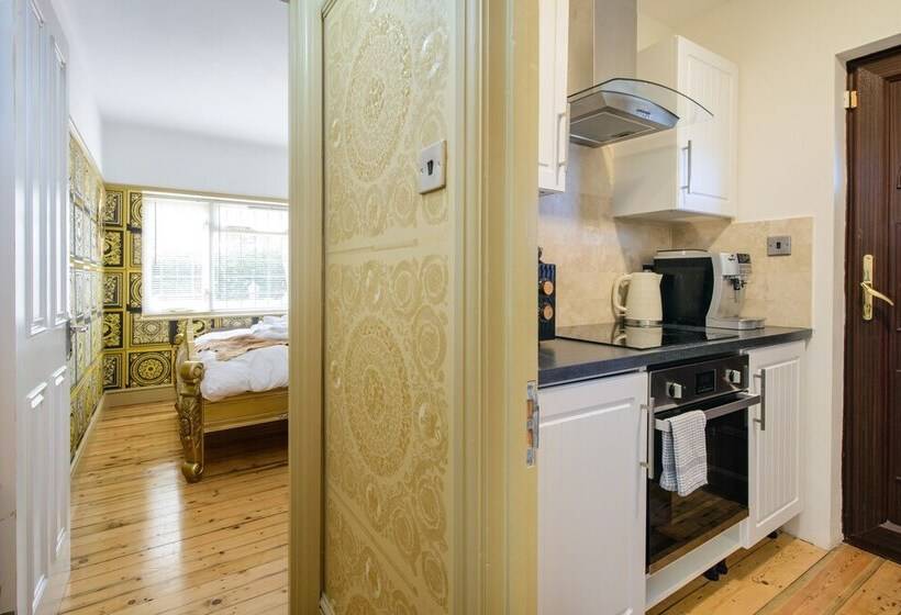 Резиденция Deluxe 2 Bed Versace Hottub Skytv