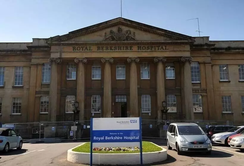 レジデンス Stunning 3 Bed House In The Heartreading