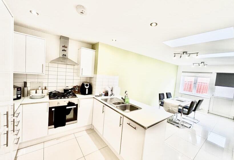 Rezidans Stunning 3 Bed House In The Heartreading