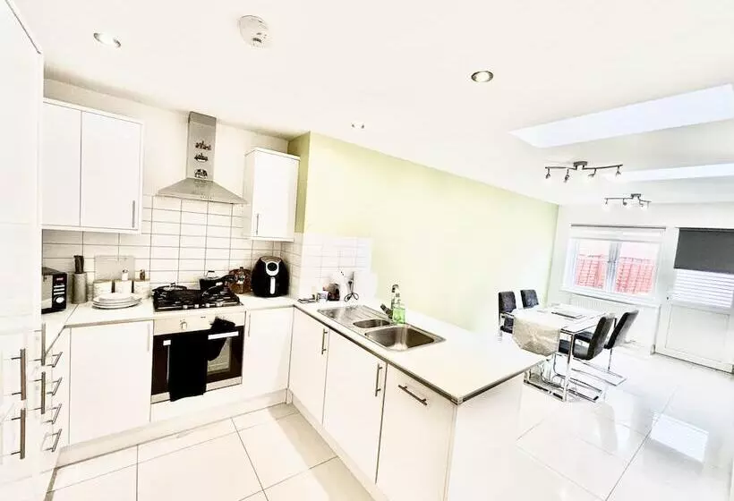 レジデンス Stunning 3 Bed House In The Heartreading