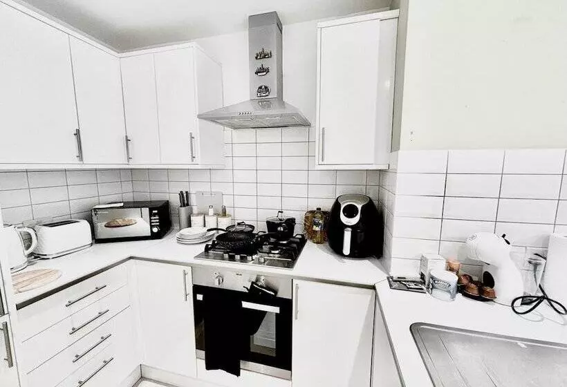 レジデンス Stunning 3 Bed House In The Heartreading