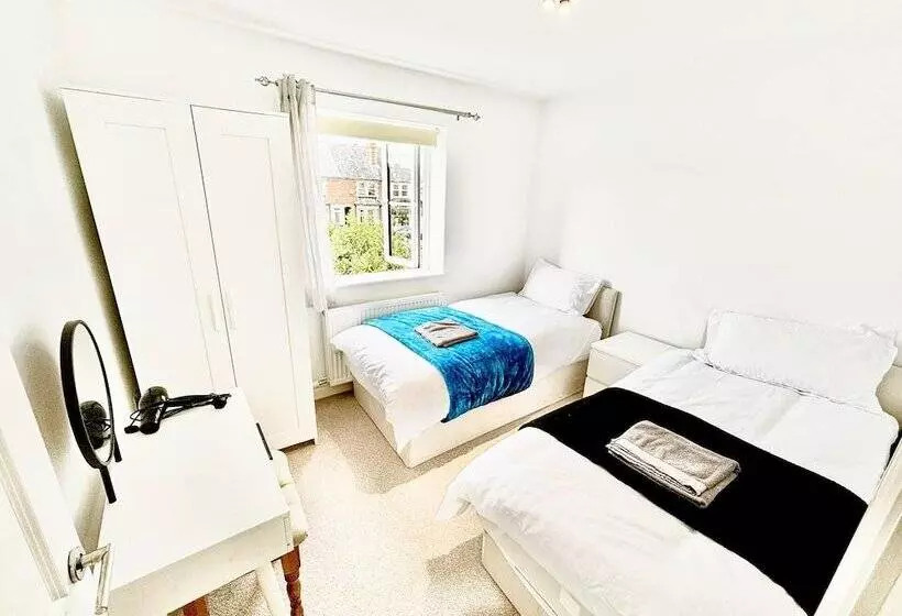 レジデンス Stunning 3 Bed House In The Heartreading