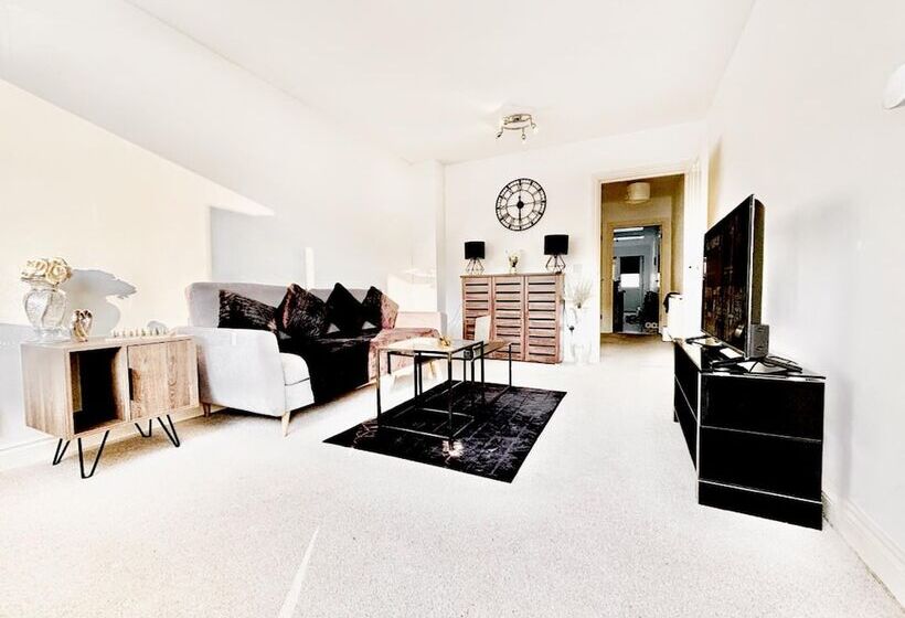 Rezidans Stunning 3 Bed House In The Heartreading