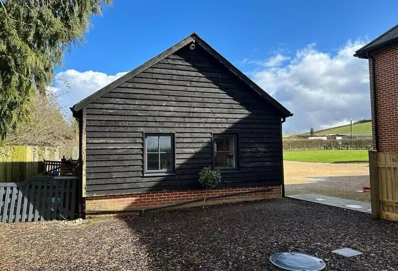 Cozy King Bed Cabin To Relax & Unwind With Garden View