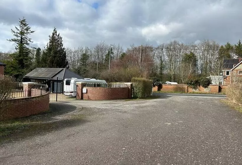 Cozy King Bed Cabin To Relax & Unwind With Garden View
