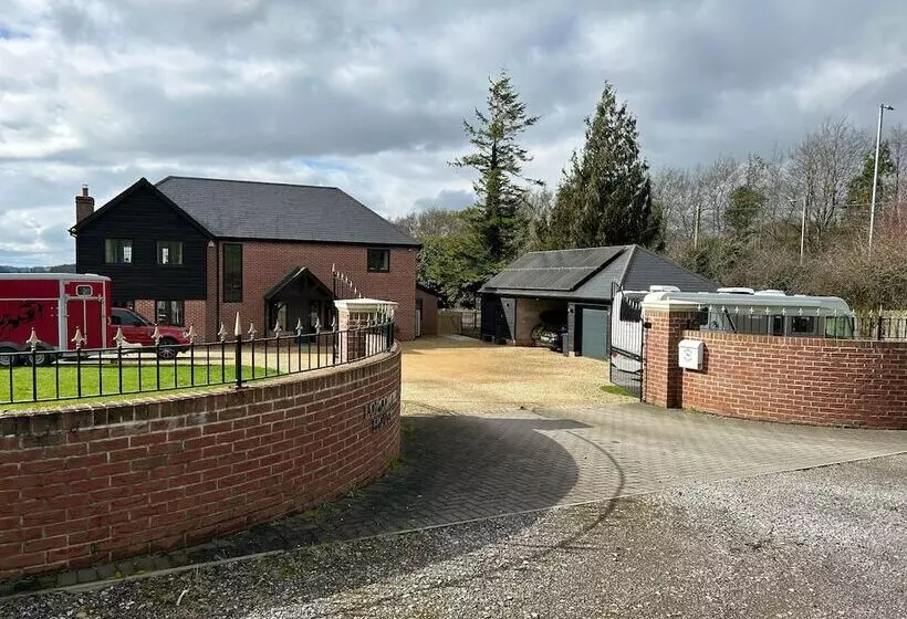 Cozy King Bed Cabin To Relax & Unwind With Garden View