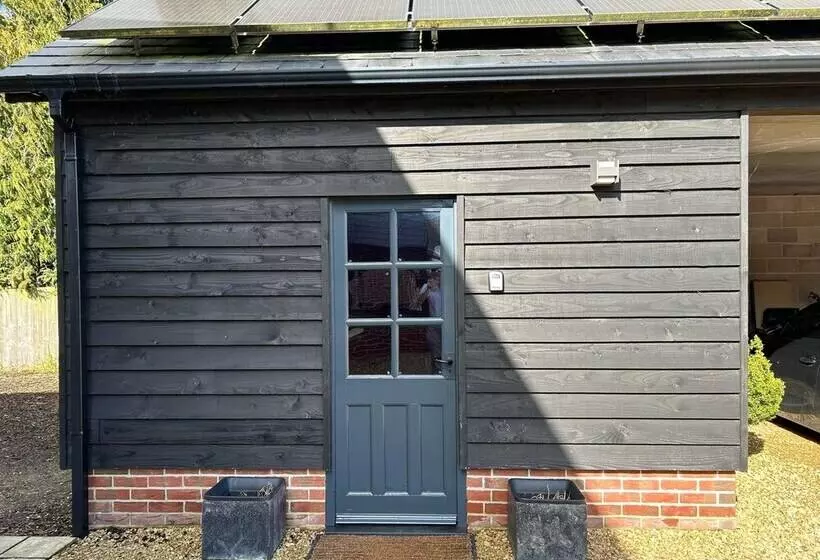 Cozy King Bed Cabin To Relax & Unwind With Garden View