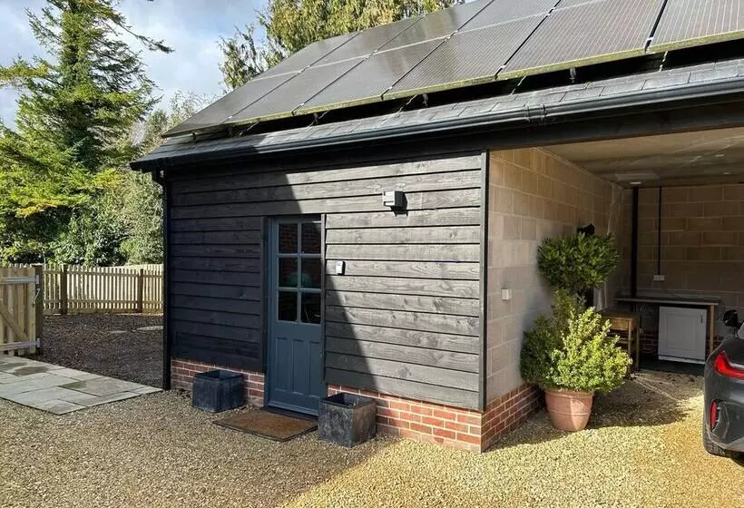 Cozy King Bed Cabin To Relax & Unwind With Garden View