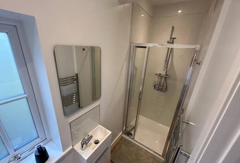 Cozy King Bed Cabin To Relax & Unwind With Garden View