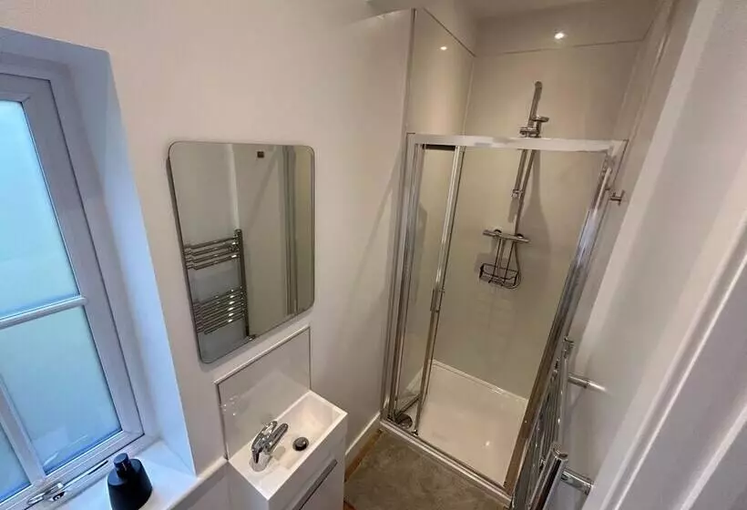 Cozy King Bed Cabin To Relax & Unwind With Garden View