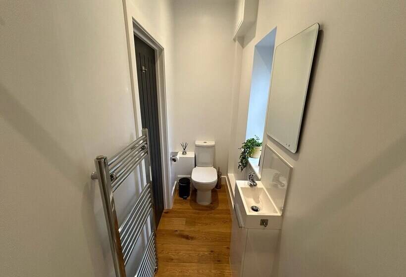 Cozy King Bed Cabin To Relax & Unwind With Garden View