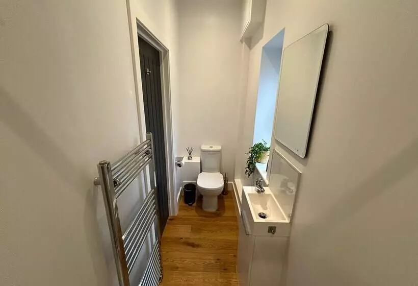 Cozy King Bed Cabin To Relax & Unwind With Garden View