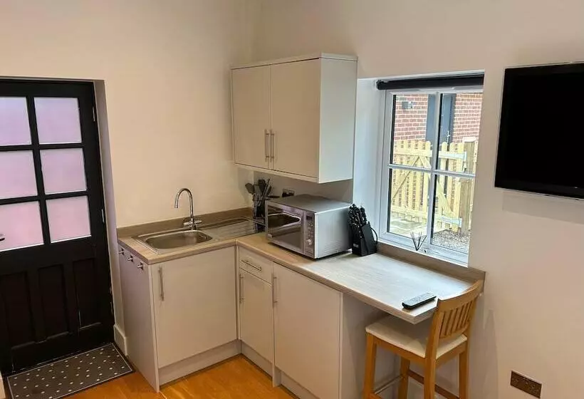 Cozy King Bed Cabin To Relax & Unwind With Garden View