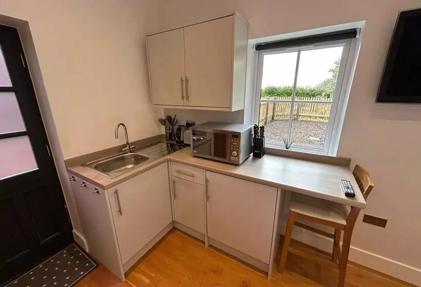 Cozy King Bed Cabin To Relax & Unwind With Garden View