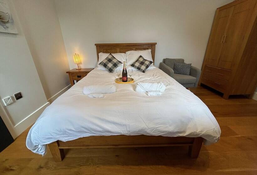 Cozy King Bed Cabin To Relax & Unwind With Garden View