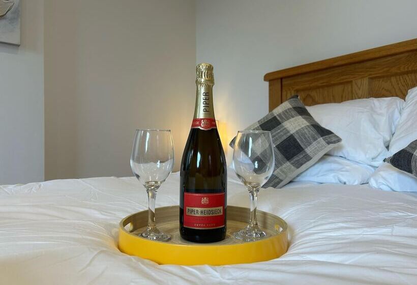 Cozy King Bed Cabin To Relax & Unwind With Garden View