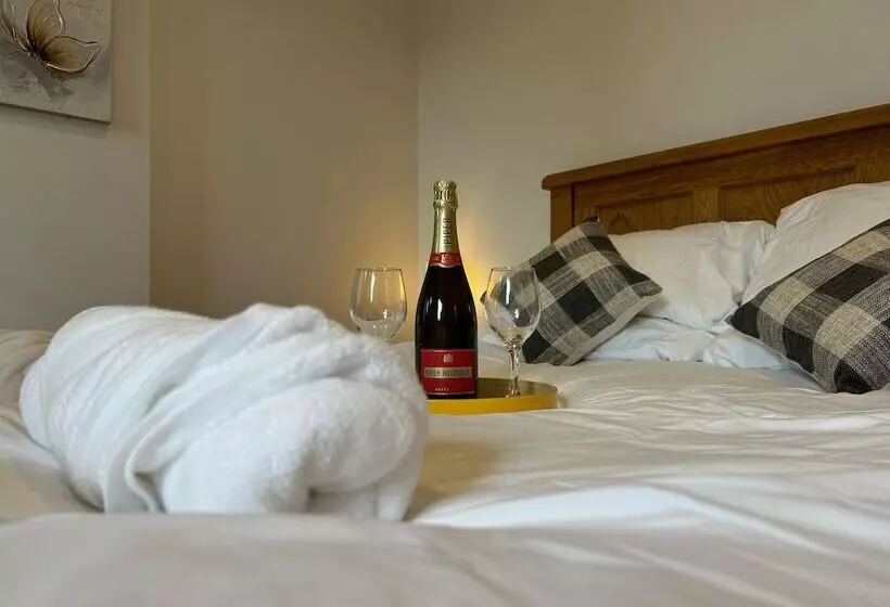 Cozy King Bed Cabin To Relax & Unwind With Garden View