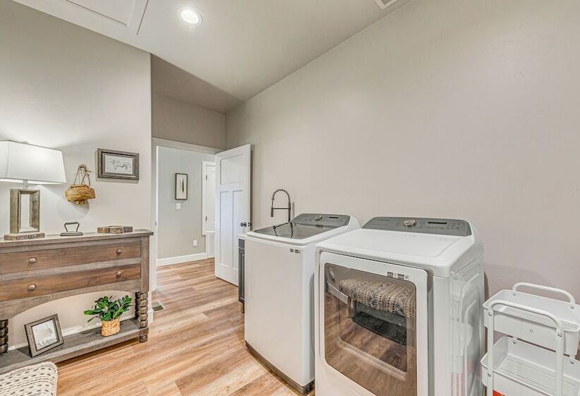 Spacious Ruidoso Home: Hike, Golf, Ski & More!