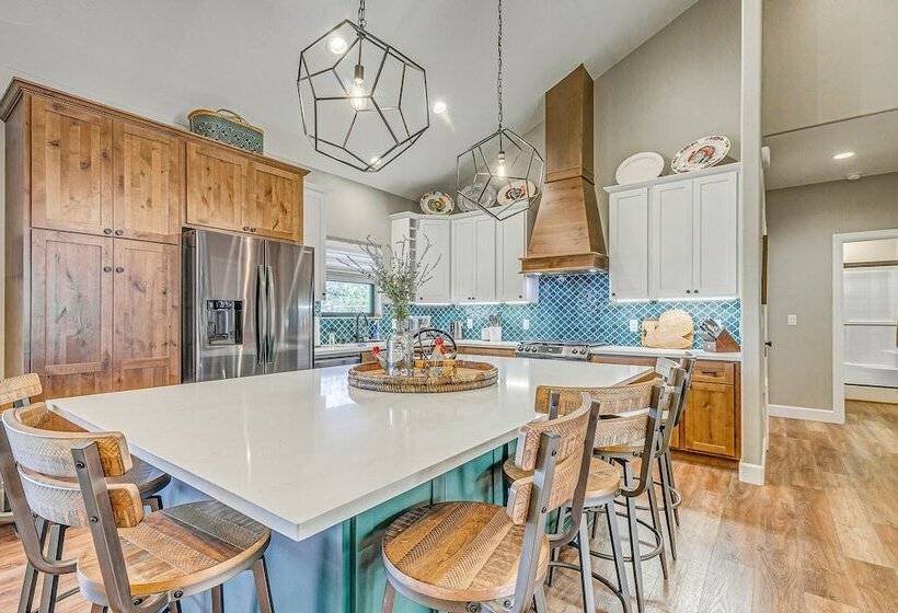 Spacious Ruidoso Home: Hike, Golf, Ski & More!